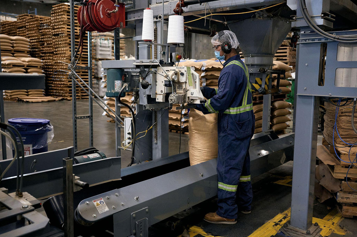 Putting decaffeinated coffee into bags